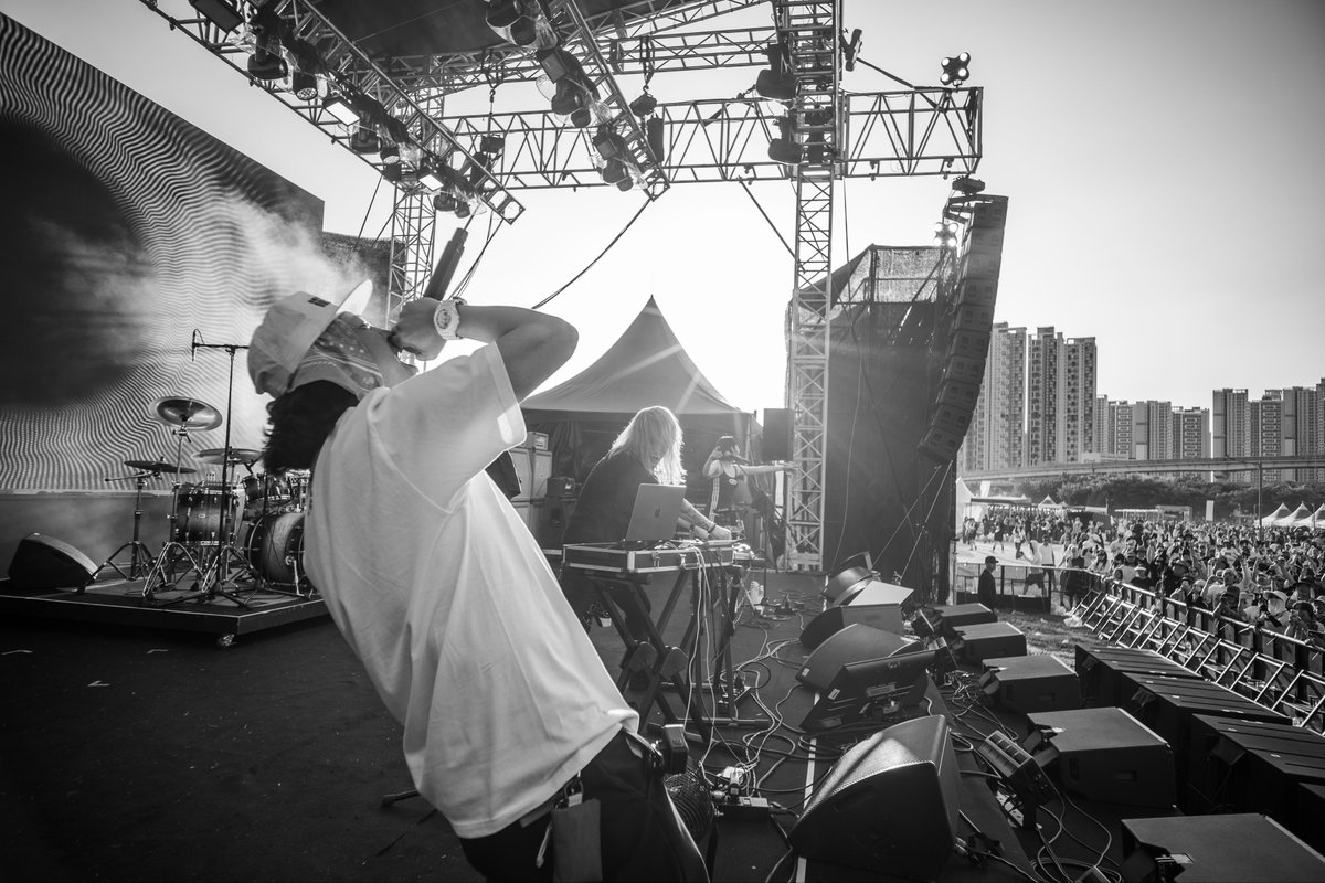 LetzRatz's tweet photo. 팻햄스터 &amp; 캉뉴의 팀 포토그래퍼 블레어 키치너가 담아낸 두 사람의 인천 펜타포트 락 페스티벌 2026 무대 장면들을 감상해보셔요⭐️

Photo by Blair Kitchener https://t.co/XbdmkxqLXP