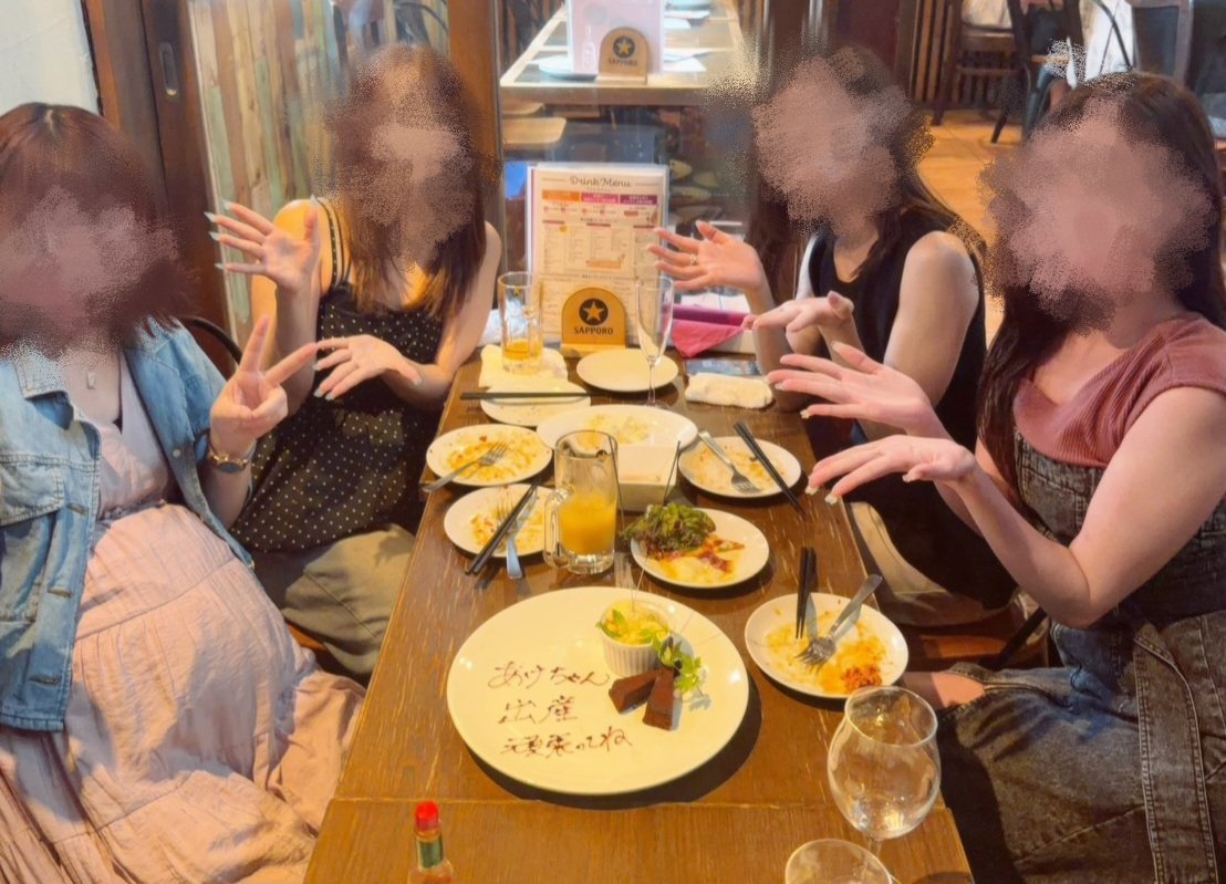 akm_besty's tweet photo. 今日は大好きべすちたちがこっちまで遊びに
来てくれて嬉しすぎたの🥺💕

本当に周りの人に恵まれてるよね🩷って
旦那と再確認した本日は２回目の結婚記念日で💍
ぷちお祝い🍰して幸せな１日でした😌💖

てことで👶授かりまして来月ママになります😭🤍
シュントくんと同じ９月生まれ👶です🍁🍂 https://t.co/iDNarYIxTX