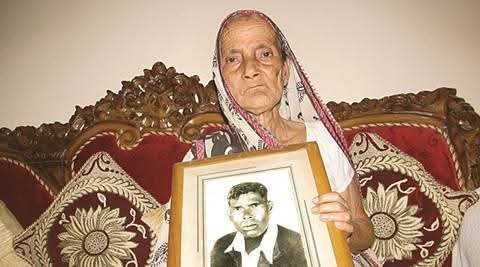 AmiyaPandav's tweet photo. Hero of my Soil 🙏🏻
The lady holding a photo is Mandodari Nayak, wife of Great Raghu Nayak who had jumped upon and caught Nathuram Godse after he fired bullets on Mahatma Gandhi ji in Birla house on 30th Jan 1948. He was working there as a gardener. Mr Pyarelal, personal secretary of Gandhiji has written about him in his book " Mahtma Gandhi ,The Last Phase". Former president of India Dr.Rajendra Prasad had awarded him in 2952. He came back to his native village in 1967 after his retirement and died in 1983.The forgotten Hero Raghu Nayak is from my native area. We are proud of him.A statue of him was built by the villagers in 2005 which inspires us to fight against forces who praise and try to glorify Godse ,the 1st terrorist of indipendent India @Ashok_Kashmir
@irfhabib @Apoorvanand__ @neeraj_jhaa @BabelePiyush @DayashankarMi @ajitanjum @ravish_journo @PC70001010 @puru_ag @Aakar__Patel