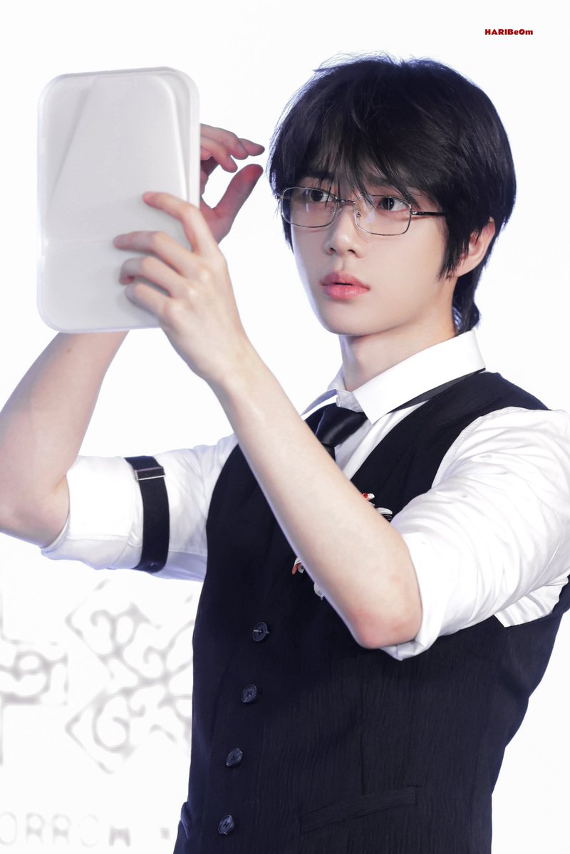 chocomint190304's tweet photo. ボムギュにリムレス眼鏡かけさせたの誰〜！！！？！！？！？？天才ですか、、！ https://t.co/ZXVI1MXyjy