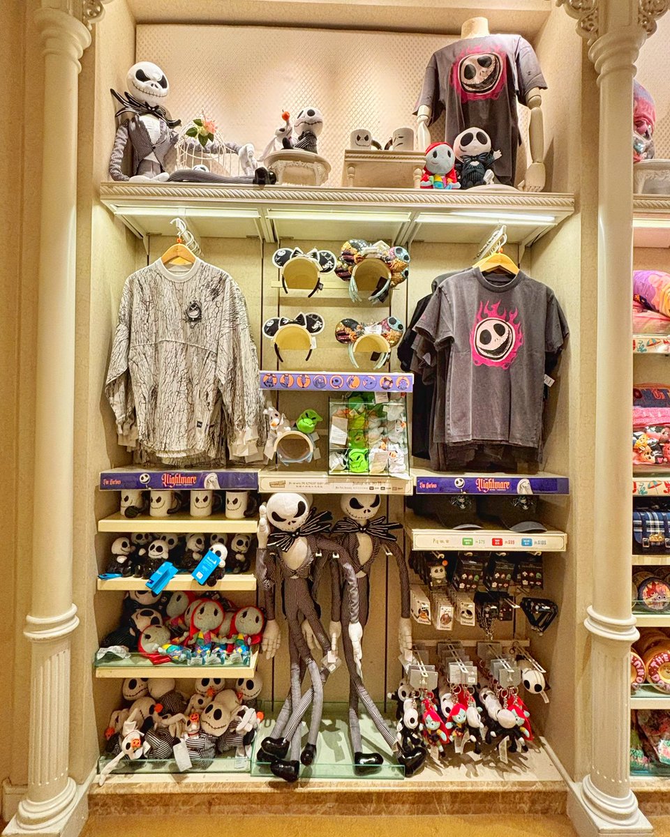 6paseri's tweet photo. ジャックとサリーとゼロのグッズもいっぱい売ってた🎃
#パセリHKDL旅 https://t.co/KhlcNphxeO