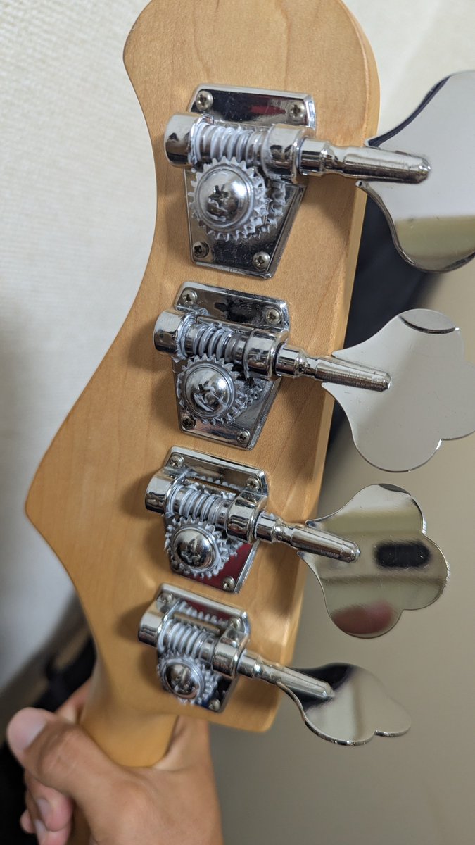 sinzan_wotb's tweet photo. とりあえずペグを全部グリスアップして（馴染んだら拭き取る）、ザグリ内がエラい汚いから掃除して終了。
明日、電導性のアルミテープが届くので中に施工して可変抵抗器を交換。
可変抵抗器の数値が250kとあったんだけど明らかに数値が安定しないので多分ココが問題だったんじゃないかなぁ…。 https://t.co/uLdVsSAWLg