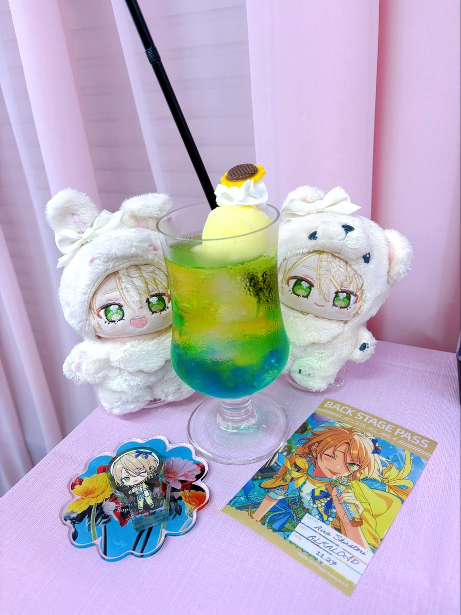 ai1e_as's tweet photo. あにかふぇ後半も奇跡的に行けました🥹
サニトリのドリンクは絶対に飲みたかったのでほんとに嬉しかった〜🍋🌻✨
コースター予約してたの受け取れて、にもちゃんが素敵なお写真撮ってくれてお気に入りになったよ☁️🩵
オムライスの文字がんばったけど難しかった笑 https://t.co/pWnHRivdMo