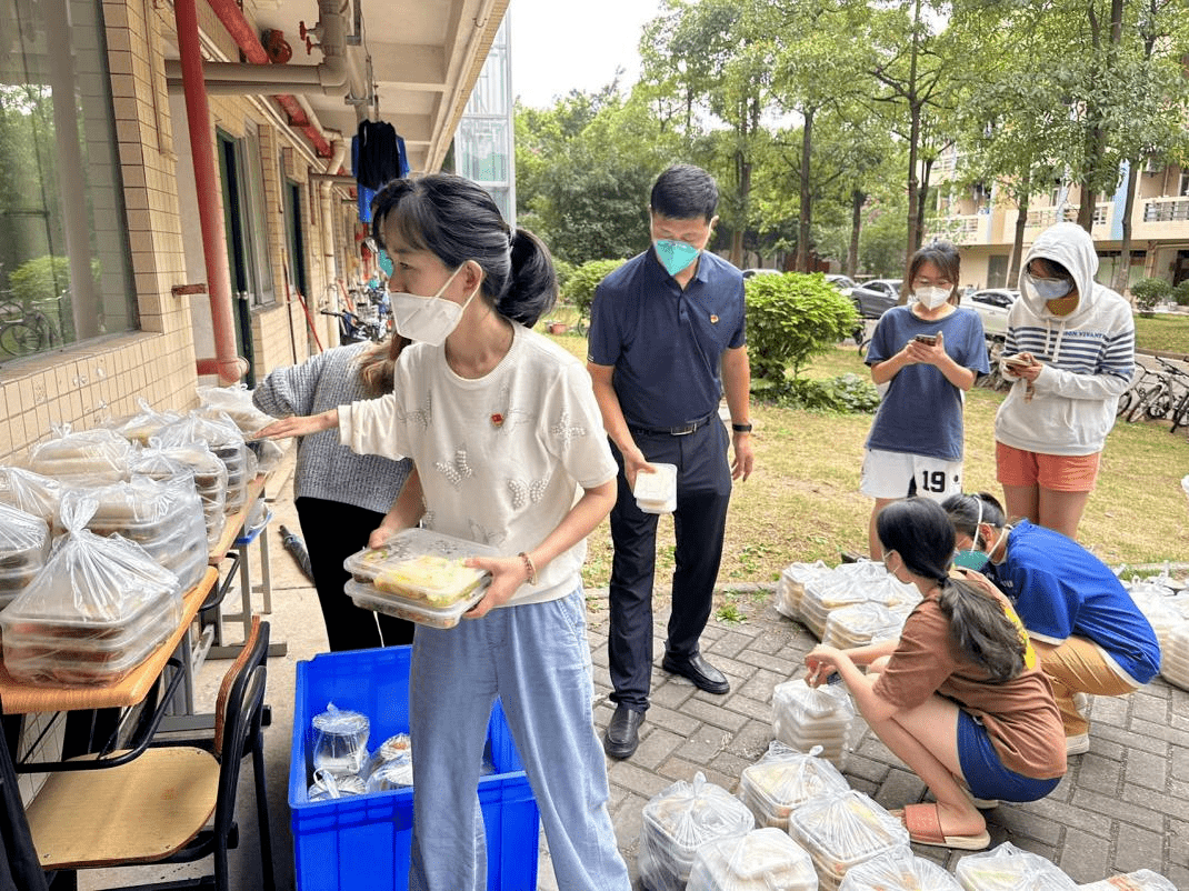 deeptikumari17's tweet photo. Today’s volunteer shift at the community food bank taught me small acts add up to big joy—handing a warm meal to an elderly neighbor who hadn’t eaten all week Worth every early morning!， https://t.co/iL5CyJxoHF