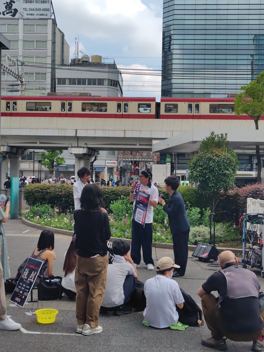 fUAP98Yt0TmApfp's tweet photo. #無差別漫才 vol.1 に出ていた松川さんがネタを披露していた
#強烈 
#川崎駅 
山手線乗らずに行ったけどw、川崎駅大きく探すのにも時間がかかり😱相当遅れたので…強烈が自己紹介ラップとアンコールセツネーゼの他に何やってたのかちょっとわかりません(°▽°)笑笑 https://t.co/LgYDetRLqj