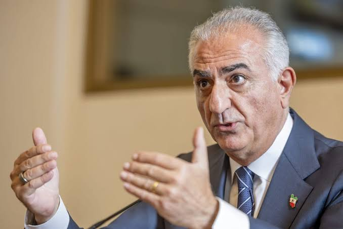 ImtiazMadmood's tweet photo. Confrontation during an interview with the Iranian crown prince:

German journalist asks Pahlavi: "Are you an Israeli agent?"

Prince Reza Pahlavi: "NO, but my grandfather gave refuge to Jews when you burned them in the ovens." https://t.co/dv22p5Ck9a