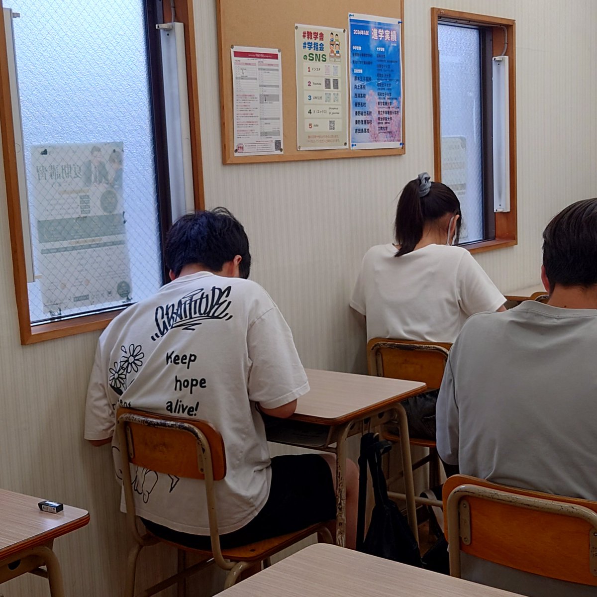 gakushikai's tweet photo. 本日、神奈川全県模試を行いました。

模試のあとは、ビンゴ大会を行いました。

普段見せない笑顔が見られて、私も嬉しくなりました。

生徒たちも楽しんでくれたと思います。

明日は補講日＆秦野教室の授業日です。

新学期までまだ授業が少しあります、色々と切り替えていきます。 https://t.co/feXS4Ts7Md