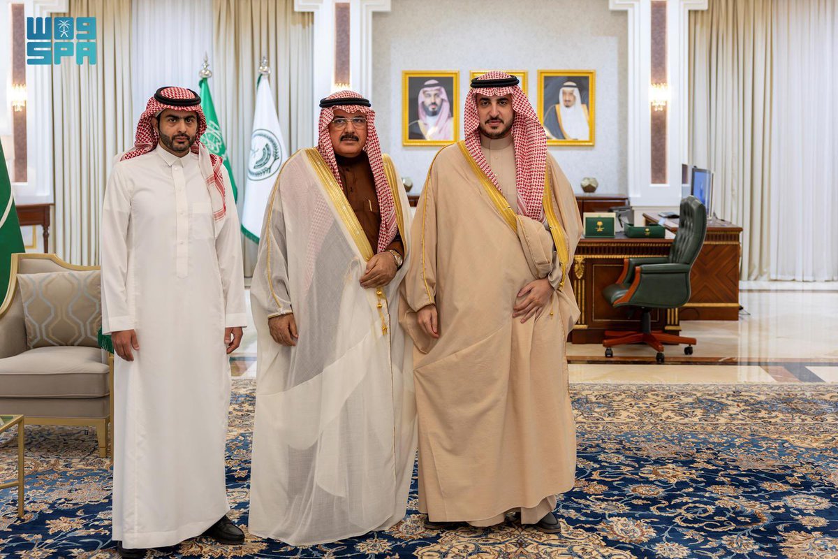 alssirhani's tweet photo. سعادة الإعلامي محمد بن هلال السياط
 قامة إعلامية ورياضية ومجتمعية حافلة بالإنجازات

ارتبط اسم سعادة الإعلامي محمد بن هلال السياط بالصحافة والإعلام الرياضي والمجتمعي في منطقة الجوف، من خلال تجربة مهنية طويلة تنوعت محطاتها بين الصحافة المكتوبة، والنقد الرياضي، والعمل الإعلامي المؤسسي، والمبادرات المجتمعية والثقافية.

وقد صنعت هذه التجربة حضوراً إعلامياً مميزاً، جمع بين الخبرة الصحفية والممارسة الميدانية والعمل الإداري، وأسهم في تعزيز حضور الإعلام في المنطقة وإبراز ما تزخر به من مقومات تاريخية وسياحية وثقافية واجتماعية.

تجربة صحفية وإعلامية

برز اسم السياط في الصحافة السعودية من خلال عمله في صحيفة الجزيرة، حيث تولى إدارة مكتب الصحيفة بمنطقة الجوف، وأسهم خلال سنوات عمله في متابعة وتغطية الأخبار والفعاليات والقضايا التنموية والاجتماعية والرياضية في المنطقة.

كما حضر في مجال الكتابة والنقد الرياضي، وقدم العديد من المقالات والآراء التي تناولت الشأن الرياضي السعودي وقضايا الأندية والمنافسات الرياضية، متابعاً الأحداث الرياضية ومناقشاً القضايا التي تحظى باهتمام الوسط الرياضي.

وشكلت الصحافة الرياضية جانباً بارزاً من تجربته المهنية، حيث عرف بحضوره بين الأقلام الصحفية المهتمة بالشأن الرياضي، وبمتابعته للقضايا الرياضية والأندية السعودية.

إدارة فرع هيئة الصحفيين السعوديين بالجوف

جاء تولي السياط إدارة فرع هيئة الصحفيين السعوديين بمنطقة الجوف محطة مهمة في تجربته الإعلامية، حيث عمل على تفعيل دور الفرع وتنظيم أعماله وتعزيز حضوره في المشهد الإعلامي بالمنطقة.

وشهدت فترة إدارته تنظيم وتنسيق لجان العمل الإعلامي، وتشكيل فرق متخصصة للمناسبات والفعاليات، إلى جانب السعي إلى إيجاد مقر مستقل وثابت للفرع، بما يعزز العمل الإعلامي المؤسسي ويخدم الإعلاميين في المنطقة.

كما اهتم بتوسيع دائرة التعاون مع الجهات الحكومية والخاصة والمؤسسات المجتمعية، وتفعيل الشراكات التي تسهم في تقديم خدمات ومزايا للإعلاميين وأسرهم.

تطوير الكوادر الإعلامية

حظي جانب التدريب والتأهيل باهتمام واضح في تجربة السياط، من خلال تنظيم الدورات التدريبية وورش العمل في مجالات الصحافة الرقمية وصناعة المحتوى والإعلام الحديث.

واستهدفت هذه البرامج الإعلاميين وهواة الإعلام والكوادر الشابة، بهدف تطوير مهاراتهم ومساعدتهم على مواكبة التحولات التقنية والمهنية المتسارعة في القطاع الإعلامي، بما يتوافق مع مستهدفات رؤية المملكة 2030.

كما أسهمت هذه الأنشطة في توفير بيئة للتواصل وتبادل الخبرات بين الإعلاميين والمهتمين بالمجال، وفتح المجال أمام الطاقات الشابة للاستفادة من البرامج الإعلامية المتخصصة.

حضور إعلامي في مناسبات الجوف

اهتم السياط بتعزيز الدور الإعلامي في المناسبات الوطنية والمجتمعية بمنطقة الجوف، من خلال المشاركة في تنظيم التغطيات الإعلامية وتشكيل فرق العمل للمناسبات والفعاليات.

وامتد هذا الاهتمام إلى إبراز المقومات السياحية والأثرية والتاريخية والحضارية للمنطقة، والتعريف بما تشهده من فعاليات ومبادرات ومشروعات، بما يعزز حضور الجوف في المشهد الإعلامي.

كما أسهمت خبرته الصحفية في دعم التغطيات التي تتناول مختلف جوانب الحياة في المنطقة، ونقل أخبارها وفعالياتها إلى المتلقي.

الشراكات المجتمعية والثقافية

امتدت تجربة السياط إلى المجال المجتمعي والثقافي، من خلال التعاون مع الجمعيات والمؤسسات غير الربحية وتفعيل البرامج التي تجمع الإعلام بالعمل الاجتماعي والثقافي.

ومن المحطات المرتبطة بهذا الجانب مشاركته ضمن برنامج «ضيف قدوة» لدى جمعية قدوة للرعاية الاجتماعية، في إطار التواصل مع القطاع غير الربحي ودعم المبادرات والبرامج التي تخدم المجتمع.

كما ارتبط نشاطه بتعزيز التعاون بين المؤسسات الإعلامية والجمعيات والجهات المجتمعية، بما يفتح المجال أمام الإعلام للمساهمة في التعريف بالمبادرات الإنسانية والاجتماعية والثقافية.

التكريم والتقدير

حظيت مسيرة سعادة الإعلامي محمد بن هلال السياط بعدد من شهادات الشكر والدروع التقديرية من جهات مختلفة، تقديراً لإسهاماته الإعلامية والصحفية والرياضية والمجتمعية.

وشملت أوجه التقدير ما ارتبط بعمله الصحفي وإدارته لمكتب صحيفة الجزيرة بمنطقة الجوف، إضافة إلى مشاركاته وأعماله خلال فترة إدارته لفرع هيئة الصحفيين السعوديين بالمنطقة.

كما تلقى تقديراً من جهات رياضية ومجتمعية نظير حضوره الإعلامي ومشاركاته في خدمة الفعاليات والمبادرات، إلى جانب تكريمه من مؤسسات وجمعيات ارتبط معها بالتعاون والشراكات الإعلامية والمجتمعية.

وجاءت هذه التكريمات والشهادات والدروع تقديراً لمسيرة مهنية تنوعت بين الصحافة والرياضة والعمل الإعلامي المؤسسي والمجتمعي.