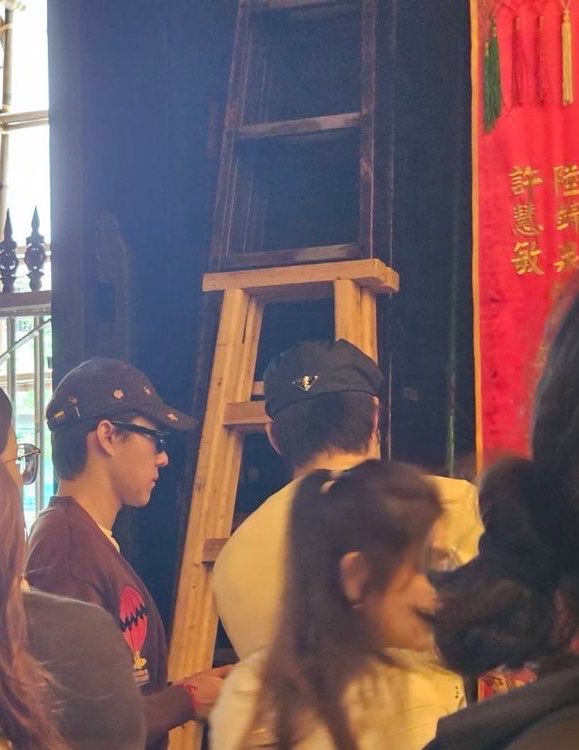 kotaes_answer's tweet photo. Nani making merit at the Wong Tai Sin temple in Hong Kong where the fans mentioned him to go…🤍

He said about praying for work opportunities yesterday🥹✨

@Hirunkit_  #hirunkit_ 
#kotae #คําตอบของนานิ 
#SkyNaniFMinHK2026 https://t.co/638sgOp646