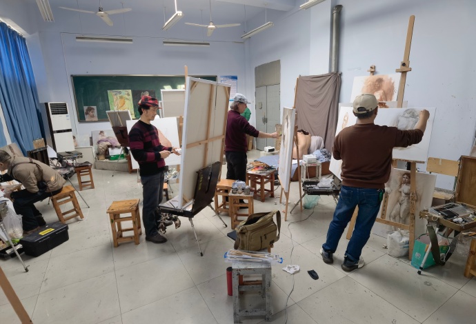 samalachandram2's tweet photo. Last night’s life-drawing workshop turned ordinary lines into vivid stories! The quiet focus in the room + how each stroke captured a unique moment—art’s magic in small, raw moments.  #ArtLive #CreativeMoments， https://t.co/SSGPcnnjD1