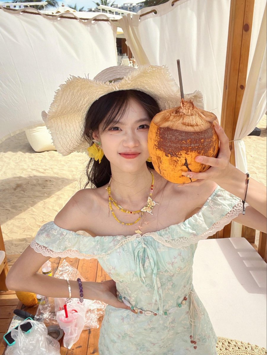 Rdvnsrcgl30's tweet photo. 四川高颜值女大 可甜可御可装可骚 约到酒店上位直接猛顶 完美露脸表情魅惑 叫声好听【16P+5V/887MB】
观看地址：https://t.co/FDDmS1Azuo https://t.co/D8qEPTG7Rk