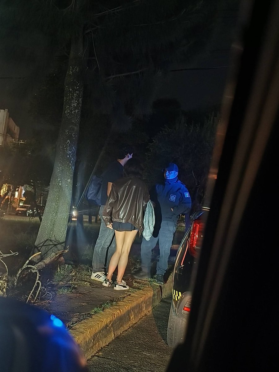 cuartodemillamx's tweet photo. "Increíble el abuso de autoridad que vivimos en Naucalpan!!!
Eran las 8.25pm vengo de recoger a mi hija de la universidad y casi frente a Samara una pareja de chavos están parados esperando cruzar la calle viene está patrulla delante de mi y cuando ve a los chavos se detiene para revisarlos y obvio extorsionarlos!!!

Enserio que podemos hacer para parar este abuso de autoridad en nuestro municipio..."