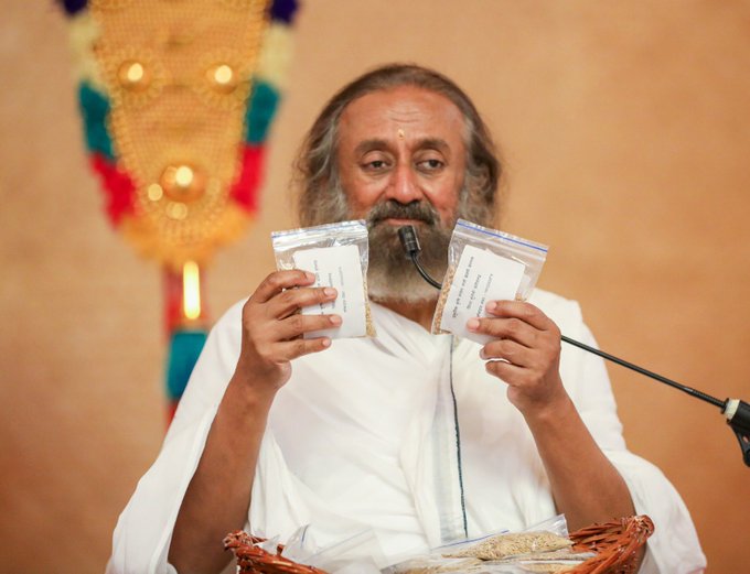 GurudevTamil's tweet photo. வாழும் கலையால் இயற்கை வேளாண்மை மற்றும் இயற்கை வளங்களைப்  பாதுகாக்கும் வேளாண்மையில் பயிற்சி பெற்ற பஞ்சாப் மற்றும் சட்டீஸ்கரைச் சேர்ந்த விவசாயிகள், 100க்கும் மேற்பட்ட பாரம்பரியப் பயிர்களை விளைவித்தும், விவசாயத்தைப் பாதுகாத்தும் வருகின்றனர். 
அவர்கள் இயற்கை வளத்தை, நம் மண்வளத்தின் தன்மையை   பாதிப்பின்றிப்  பாதுகாத்தும் வருகின்றனர்.