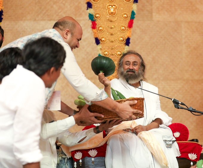 GurudevTamil's tweet photo. வாழும் கலையால் இயற்கை வேளாண்மை மற்றும் இயற்கை வளங்களைப்  பாதுகாக்கும் வேளாண்மையில் பயிற்சி பெற்ற பஞ்சாப் மற்றும் சட்டீஸ்கரைச் சேர்ந்த விவசாயிகள், 100க்கும் மேற்பட்ட பாரம்பரியப் பயிர்களை விளைவித்தும், விவசாயத்தைப் பாதுகாத்தும் வருகின்றனர். 
அவர்கள் இயற்கை வளத்தை, நம் மண்வளத்தின் தன்மையை   பாதிப்பின்றிப்  பாதுகாத்தும் வருகின்றனர்.