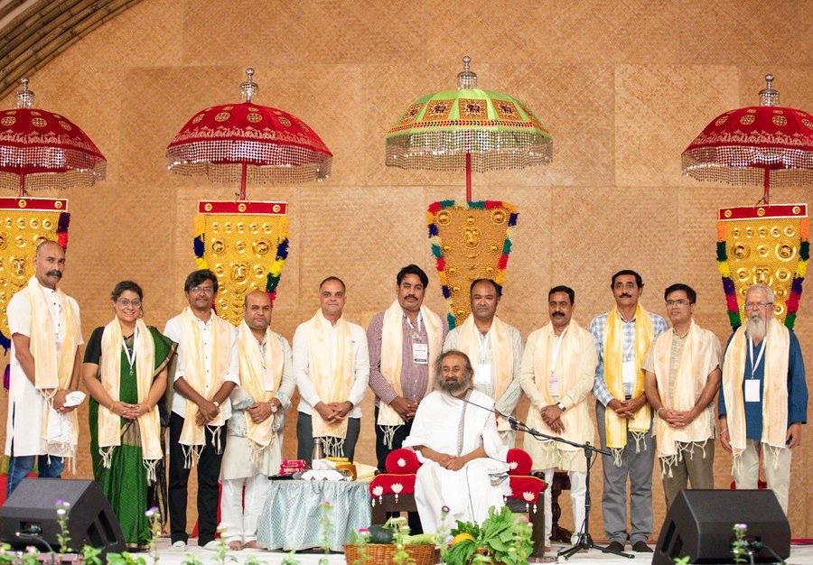 GurudevTamil's tweet photo. வாழும் கலையால் இயற்கை வேளாண்மை மற்றும் இயற்கை வளங்களைப்  பாதுகாக்கும் வேளாண்மையில் பயிற்சி பெற்ற பஞ்சாப் மற்றும் சட்டீஸ்கரைச் சேர்ந்த விவசாயிகள், 100க்கும் மேற்பட்ட பாரம்பரியப் பயிர்களை விளைவித்தும், விவசாயத்தைப் பாதுகாத்தும் வருகின்றனர். 
அவர்கள் இயற்கை வளத்தை, நம் மண்வளத்தின் தன்மையை   பாதிப்பின்றிப்  பாதுகாத்தும் வருகின்றனர்.
