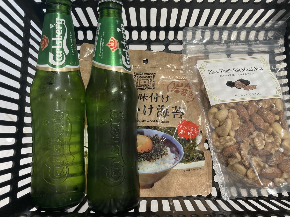 Poketkok's tweet photo. カールスバーグが買えたのでこれと共にリヴァプール開幕戦へ https://t.co/4OUbdxiCUy