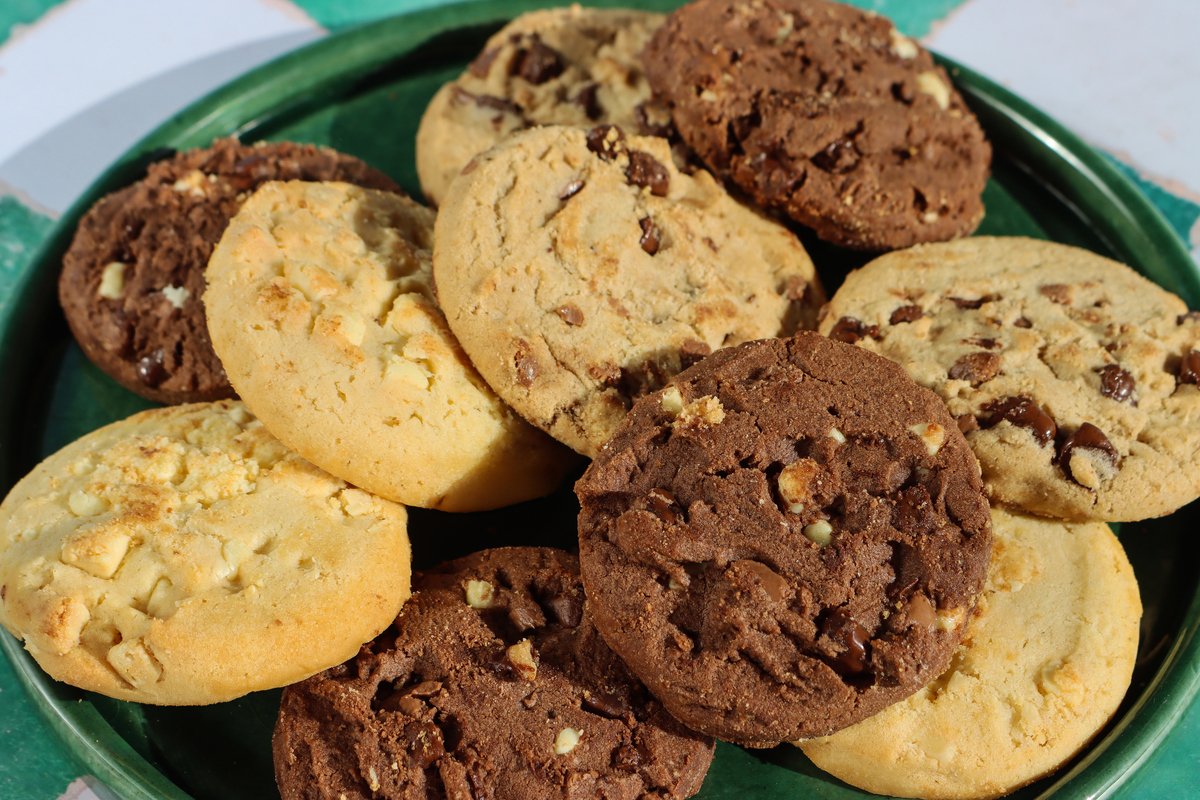 StephenGri45859's tweet photo. Just pulled these buttery chocolate chip cookies right out of the oven! The kitchen smells like heaven and the first bite is pure comfort  #BakingVibes #HomeBakeDay https://t.co/WQxhnK1G7R