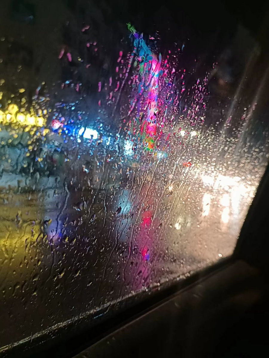 Joonwiw1b's tweet photo. Just got lost in the rain on the way home, but the cold drops and warm street light made this random walk feel way better than a straight line—small, messy, perfect little moment. https://t.co/rQam0j63Cn