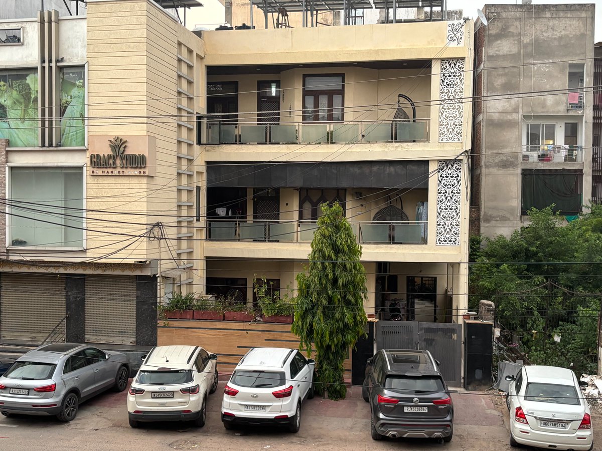 gauravkheterpal's tweet photo. If there's one community in India which has kept the concept of joint family alive and thriving - I believe it is the Sikh community.

This house opposite mine belongs to a Sikh family - 20 people living in one house since long - 2 brothers & their wives in their 70s (4 grandparents), their 4 sons (and their wives - all late 30s/early 40s), each of them having 2 kids (8 grandkids).

Each son is affluent & collectively they own 10 cars and plenty of property- each of them can afford to build their own house or move into a luxury apartment - yet, they all stay together in a 500 sq yard house.

One son is a top fashion designer of Jaipur, another one owns a tech startup, two holding the family business strong. Their daughter-in laws equally successful - one running her own school, another a school teacher in a prominent school while others running their own business.

I've always seen them celebrate all festivals, birthdays & anniversaries together. If someone is ill, everyone is collectively taking care of them. There's a single kitchen where they cook together. And as most Sikhs are, they are kind hearted and always helping others. I'm sure they have conflicts and disagreements but it's so heartening and rare to see such a large family live together.

Living in a joint family is a choice. They don't live together because they have to. They live together because they want to.

In a world where success is often measured by how big a house you can afford, how luxurious a car you can drive, or how independently you can live, there's something deeply beautiful about having everything you need to live separately - and still choosing to live together.

And it's not just them, most Sikh friends I have known seem to carry similar family values. They stay deeply connected to their parents and siblings, even when they have the means and independence to build completely separate lives.

My deepest respect and a salute to the Sikh community for keeping these values alive. 🙏