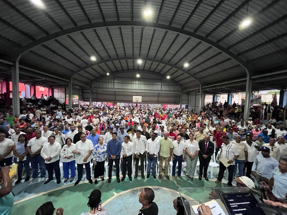 warnaudbisono's tweet photo. En Santiago Oeste, junto al alcalde Eddy Báez y el 90% de la dirigencia local, sentí de cerca el respaldo de todo un equipo. Así se construye confianza: presente, escuchando, trabajando codo a codo con la gente. https://t.co/YYNZsmZFFi