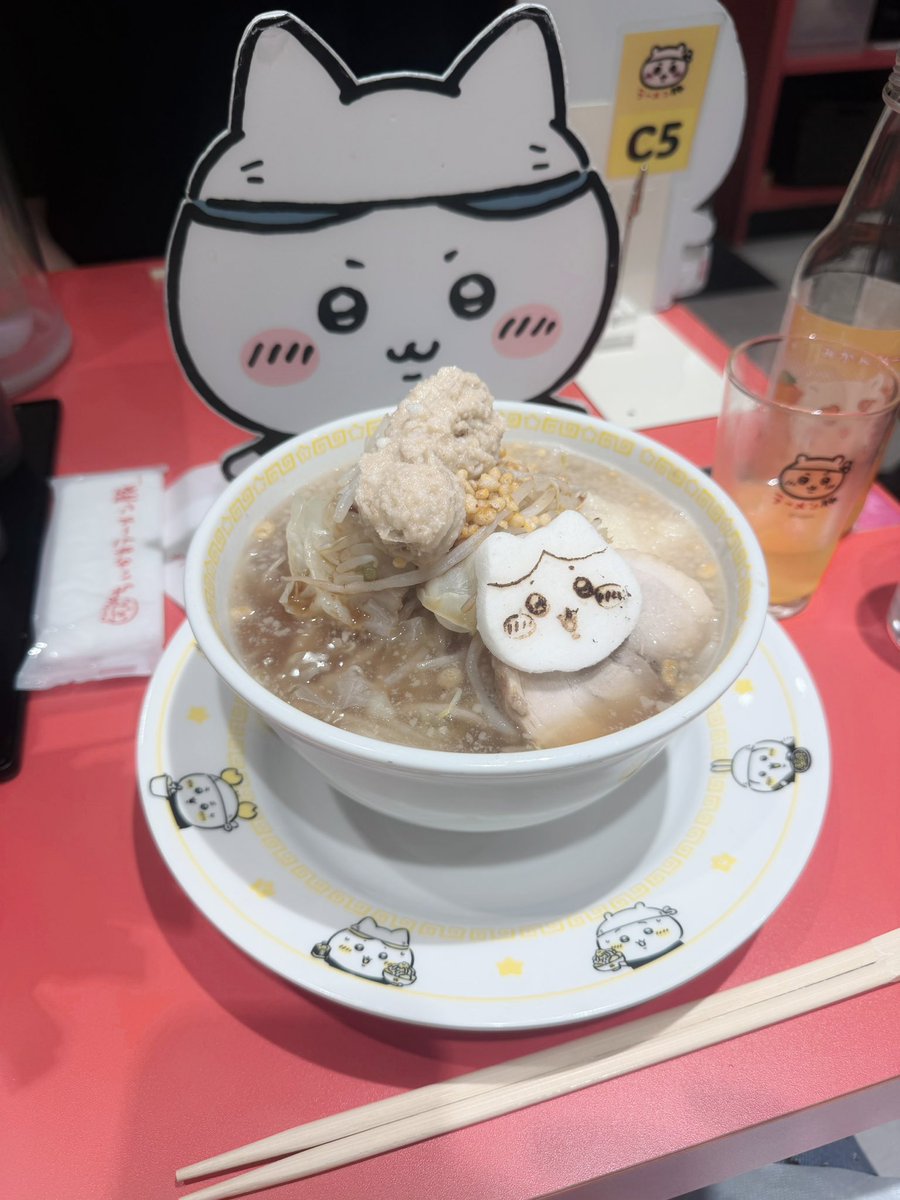 Enze_second's tweet photo. 1時間半並んだ🍜

#ちいかわラーメン豚 #ちいかわ https://t.co/G6Ii2tJ3Qh