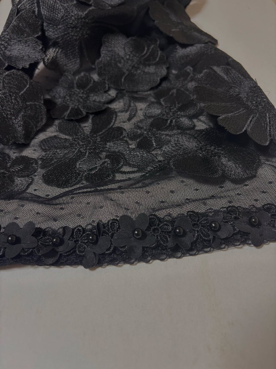 fudgemoon's tweet photo. 次はこれで作ります。
ストールは生地が薄いのでちょっと手こずりました。
小さなお花のブレードは手縫いでチクチク🧵🪡 https://t.co/wefeP2R6eX