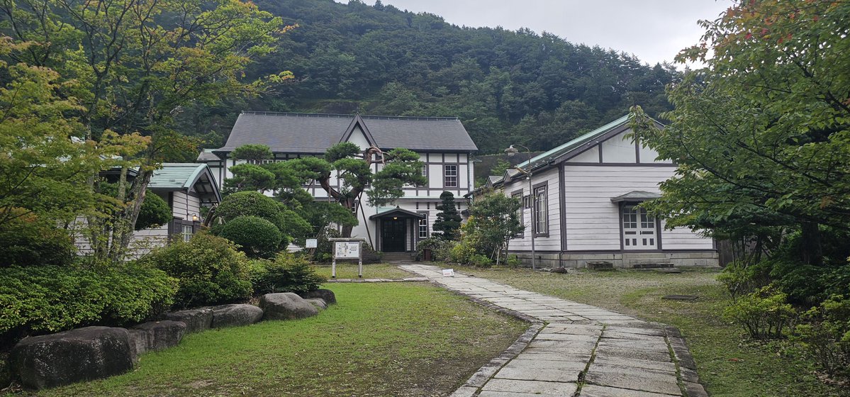 xxxxDAYANxxxx's tweet photo. さて、足尾銅山で繁栄を極めた古河鉱業ですが、当時の重役達は“水掛地域”に住んでおり、なんとその重役達の当時の社宅が見学できるというのです!!
しかも見学料がたったの500円!!
早速、見学料を払って...ちょっと疑問が湧いた。
「あの...もしかして古河さんの社員さんですか?」と聞くと https://t.co/SvYeHxLQEm