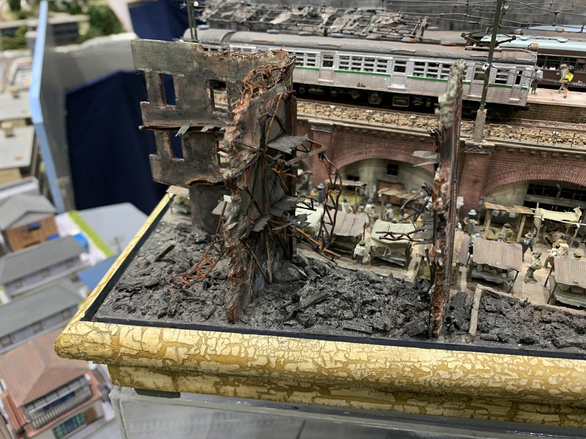fukidamaripeke's tweet photo. 空襲の焼け跡に至るまで、終戦直後のガードの光景をともすれば残酷なまでに精密に再現されてます…

なんか…こう…
加古隆の『戦争と平和』（NHKスペシャル『昭和の戦争と平和』テーマ曲）聴きながら鑑賞したくなりますな… https://t.co/E4jCejPOXF