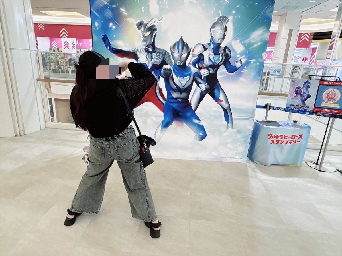 BlueCosmosDrops's tweet photo. これは隠し撮りされてたイカれ成人女性の後ろ姿 https://t.co/mpALeWXYpg