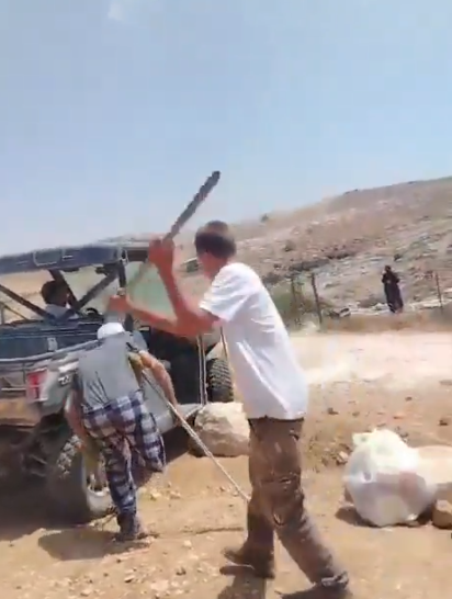 ActualidadRT's tweet photo. ⚡️Colono israelí ataca con una porra a un anciano palestino sin pierna https://t.co/5jp0dA9Z8c

📌Cisjordania

Según medios locales, el hombre perdió su pierna hace casi un año y medio tras otro enfrentamiento con colonos. https://t.co/06cmnnnopK