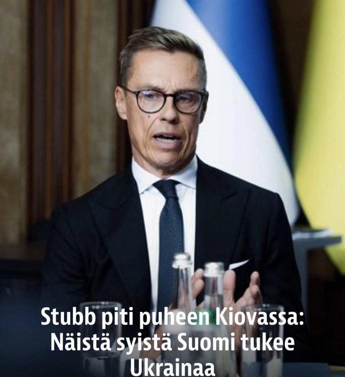 HuhtasaariSaara's tweet photo. Ukrainan lipun päivä Kiovassa, jossa Stubb piti puheen. Hän kertoi, että Suomi tukee Ukrainaa ”yksinkertaisesta ja kaksijakoisesta syystä”.

Ensinnäkin Suomen presidentin tulee ajaa Suomen etua. Ukrainan tukeminen ei ole Suomen tukemista. Se on toisen valtion tukemista. 

Toiseksi Stubb vetoaa arvoihin. Mihin arvoihin? Transparency Internationalin mukaan Ukraina on Euroopan korruptoituneimpia maita. Miten juuri se maa on nyt Suomen arvojen mittatikku?

Kolmanneksi Stubb väittää, että “Ukraina on vahvin turvallisuustakuu meille kaikille.” Ei ole. Ukraina taistelee Ukrainan puolesta. Ei Suomen. Ei Euroopan. Tämä on fakta, ei mielipide.

Kolme pointtia. Kolme hutia.
Presidentin tehtävä on Suomen turvallisuus ja etu, ei toisten sotien romantisoiminen.