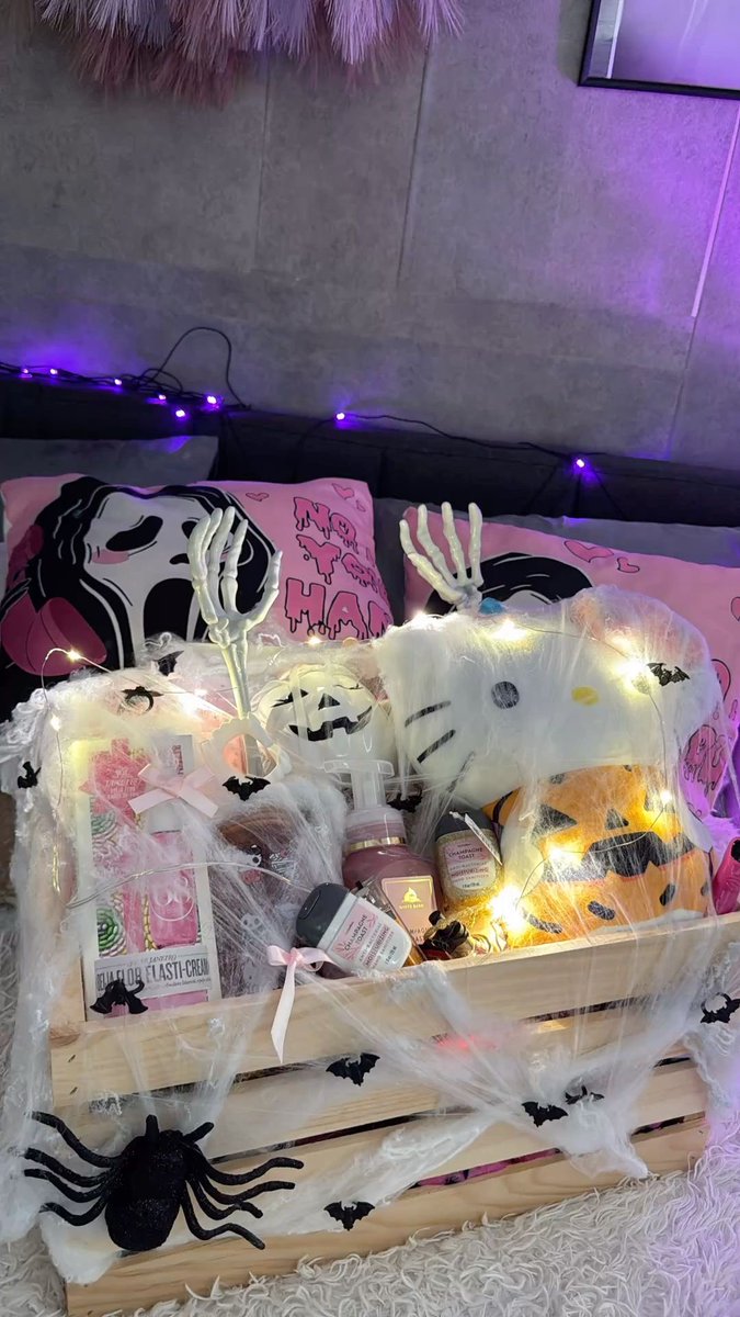 kxmrose's tweet photo. I just want a spooky basket 🖤 

#horrortwt https://t.co/R76BJdmcjT