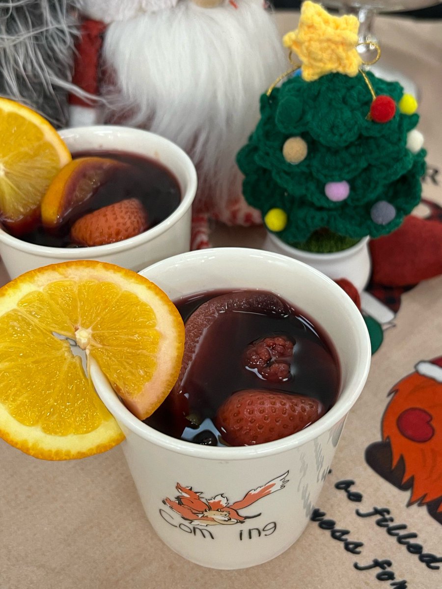 ScdiBXO9H7LBTCt's tweet photo. [Sparkling lights, warm cocoa, and new beginnings — this holiday season is pure magic  #HolidayVibes]， https://t.co/N0165h0Qpt