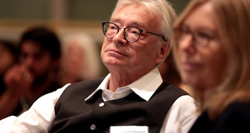 QuotesforGoal's tweet photo. “Quisiera que entendieran los impuestos como robo, los políticos como ladrones y todo el aparato y burocracia del estado como una mafia”

Hans Hermann Hoppe https://t.co/cEYPeheeVW