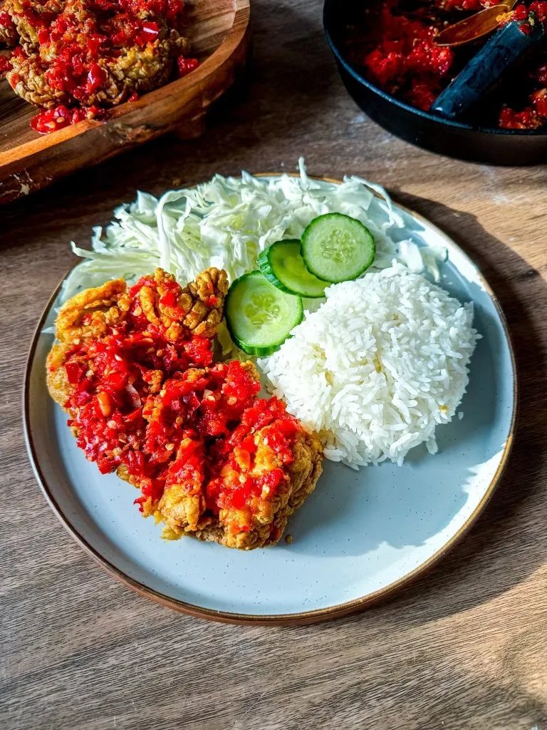 thinehearts's tweet photo. dan irisan tipis-tipis kol. Diletakannya di hadapanmu yang kini nampak tertidur nyaman di meja. Lekas pula, Adrien mendekat—kuasa mengusapi kepalamu kembali. “Lucien, ayo makan dulu? Kakak sudah selesai, sayang.” Mungkin aromanya bisa membantu @ektorsion untuk bangun. https://t.co/drANbJxMWg