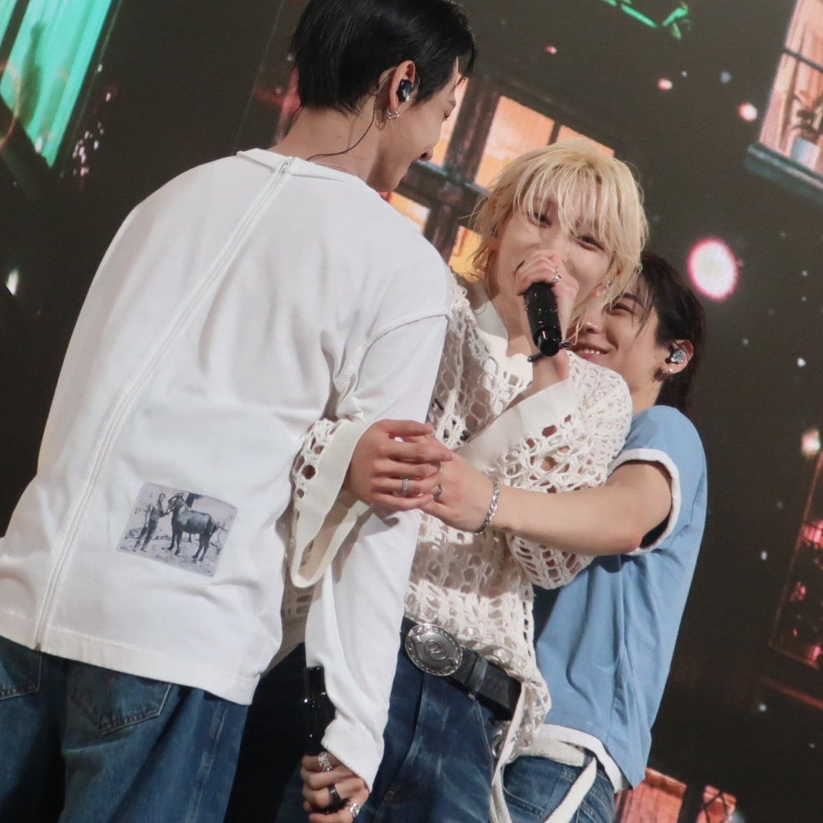 kiriguukie's tweet photo. sungho is exactly where he wants to be https://t.co/Nv01lzCcuz