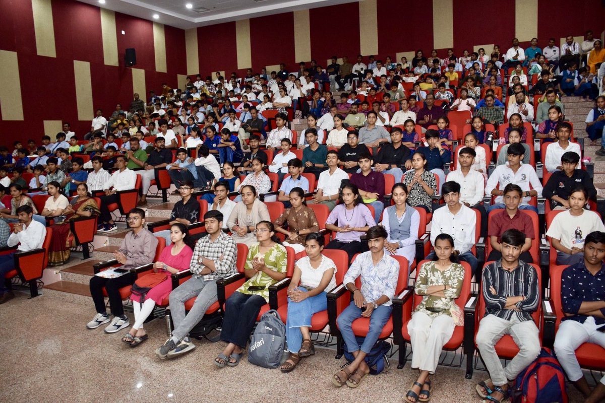 krcscbhavnagar's tweet photo. National STEM Quiz 4.0
#LokVigyanKendraBhavnagar distributed tablets to 40 students to support digital education, along with prizes for the National STEM Quiz 4.0 winners. The ceremony was graced by Hon’ble Union Minister of State, Govt. of India, @Nimu_Bambhaniya. https://t.co/AWFizfDv2p
