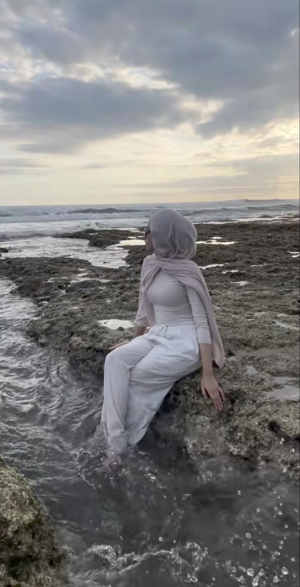 marchschaa's tweet photo. Ternyata lebih enak di pantai daripada di gunung ya https://t.co/Puf6vxqIbl