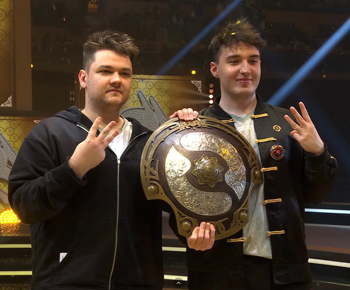 Sarcasmo_Gamer's tweet photo. 🔥Los primeros y únicos con 3 TIs🔥

Yatoro "K1" Mulyarchuk (23 años)
Collapse "Wisper" Khalilov (24 años)

Unos monstruos del Dota, mientras que otros están full barba y apuestas como giles🐯, este par ha ganado su tercer TI a su corta edad; y si desean, pueden aumentar ese marcador.

#TI2026 #TheInternational