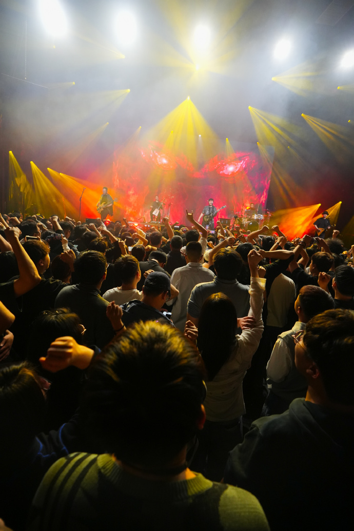 bai_jaz's tweet photo. Just got front-row tickets to tonight’s indie band gig! The energy’s gonna be wild—can’t wait to scream along to their new tracks with fellow fans! https://t.co/nUR3yEd3as