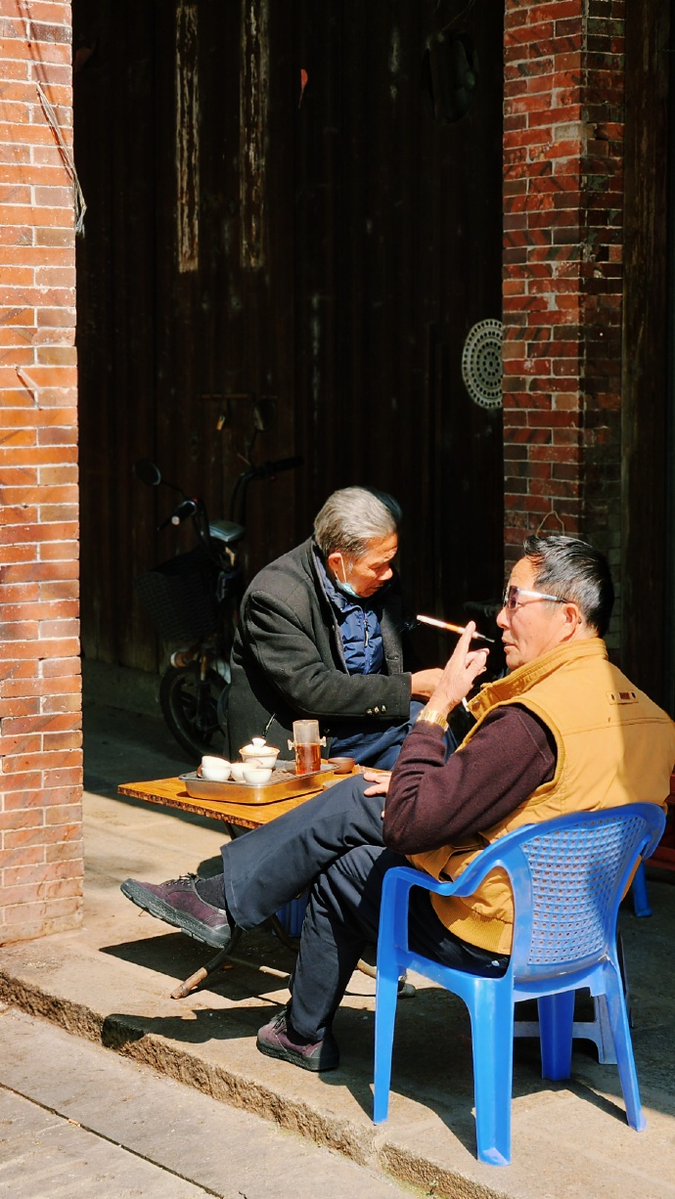 WEksamai's tweet photo. Wandered through sun-dappled old alleyways, sipped warm local tea, and found hidden sweet street stalls. This quiet town magic hits different https://t.co/tvP7VAWYAB