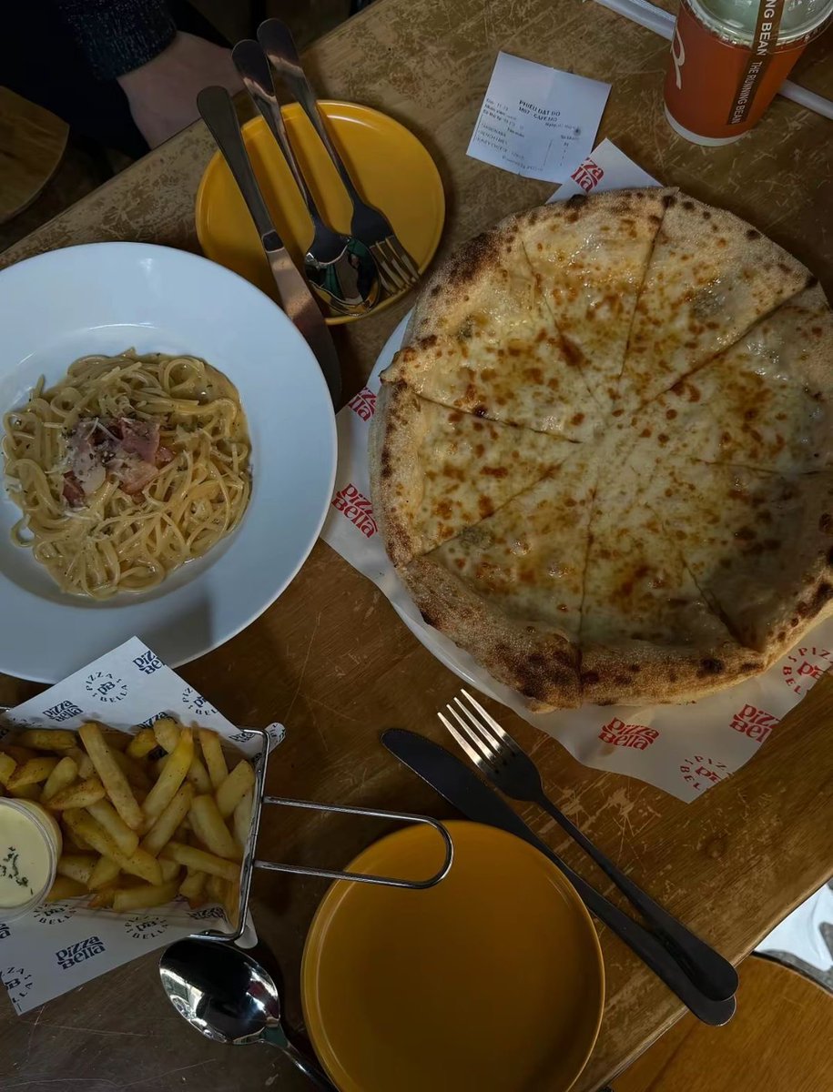Hoangg07228's tweet photo. Trời độ hay không không biết, nhưng Pizza thơm phức thế này là độ lại tinh thần liền! 🍕 

Ăn no căng rồi về đi ngủ thôi. Team mê Pizza điểm danh cái nhẹ nè! 😋 https://t.co/nxW2u6b3HL