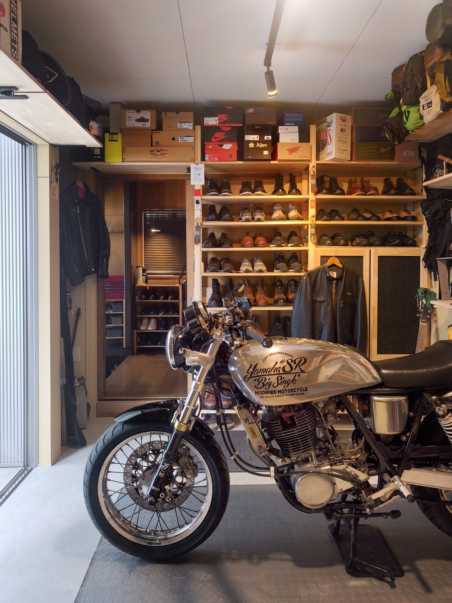 alfatact's tweet photo. Myガレージに、部屋の主が戻ってきました。
画竜点睛。お気に入りの空間の…バイクガレージに収まるのは、やっぱり自分の愛車が良いですね😆
#YamahaSR #SR400 #SR500 #SR595 #1JR改 https://t.co/zFHUlVlnDA