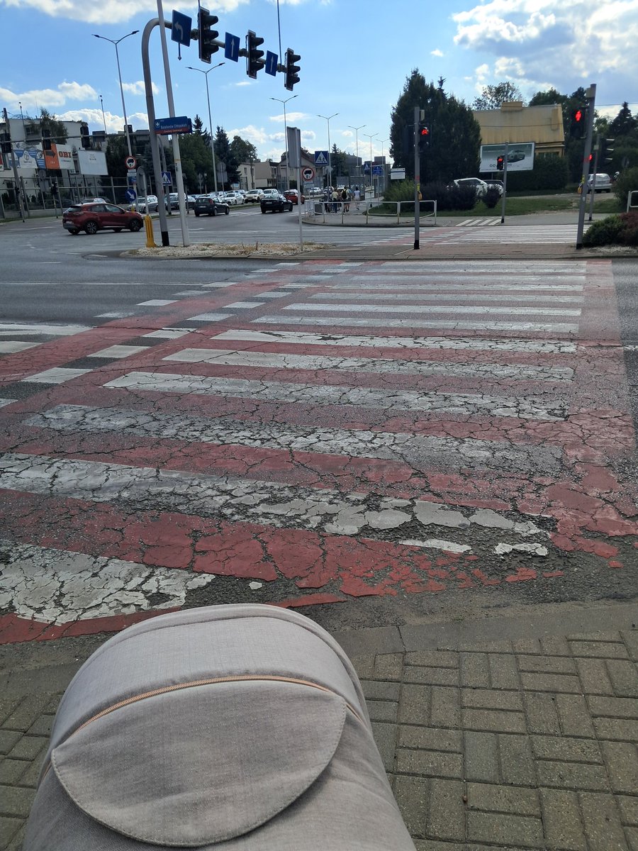 Rafa69886388's tweet photo. Teraz idąc na spacer z dzieckiem zastanawiam się czy wrócę... Czy jakiś pasjonat szybko i bezpiecznie, dla którego marzeniem jest zakup sportowego auto mnie w ramach hobby nie rozjedzie. Szczególnie że cały czas słychać w centrum pisk opon, strzelanie i warkot silników. Niestety brak policji.