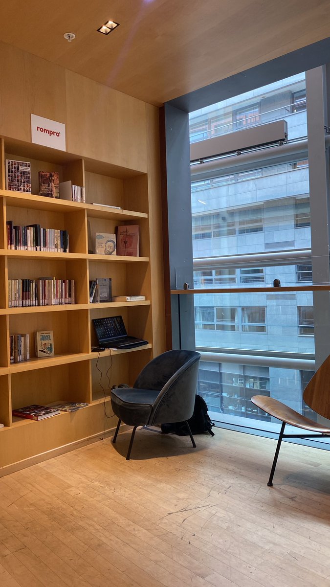 prosesal's tweet photo. perasaan aku selalu seneng kalo aku nemu perpustakaan2 bagus &amp; besar kek gini, i loveeeeee it! 😍🤍 https://t.co/tjgYYreOcP