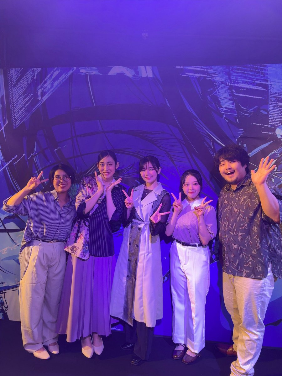 hamaura_0426's tweet photo. #エビングハウス2026 Aチーム

エビィ役のとみーさん。
いつも明るいギャルマインド兄さんで、座組をまとめてくれました。
エビィとカオルの関係をこう見せたいって言うのをたくさん相談してくれて、私たちなりのエビィとカオルの関係性をお届けできたかなと思います。
エビィがすごくカオルの気持ちを支えてくれていて、謝られる時苦しかったです。
素敵なエビィをありがとう。

エビィシステムチーム。
門倉仁志ペアのカオル煽りレベルが本当に高くて、いつもバチバチにやらせてもらってました。楽しい掛け合いをありがとう。
小曽根は、笑顔が本当に可愛くて、毎回笑顔にやられてました。
立見は唯一カオルを怒ってくれる存在で、幼馴染の存在デカいなと思ってました。

飛鳥と奏とカオルの家族写真。
舞台上で3人揃うことはないですが、飛鳥との掛け合いはいつも自由に楽しくやらせてもらいました。
奏はラストシーンでしか顔を合わせないですが、いつも素敵な表情を私に見せてくれて嬉しかったです。

たーちゃんといのせ。
たーちゃん役のさえちゃんとは、たくさんカフェに行って本当の姉妹のように仲良くさせてもらいました。
笑顔がキラキラで、稽古の時から心にグサグサと来てました。
いのせは、いつもたーちゃんに寄り添ってくれて、大事にしてくれているのがすごく伝わって来ました。