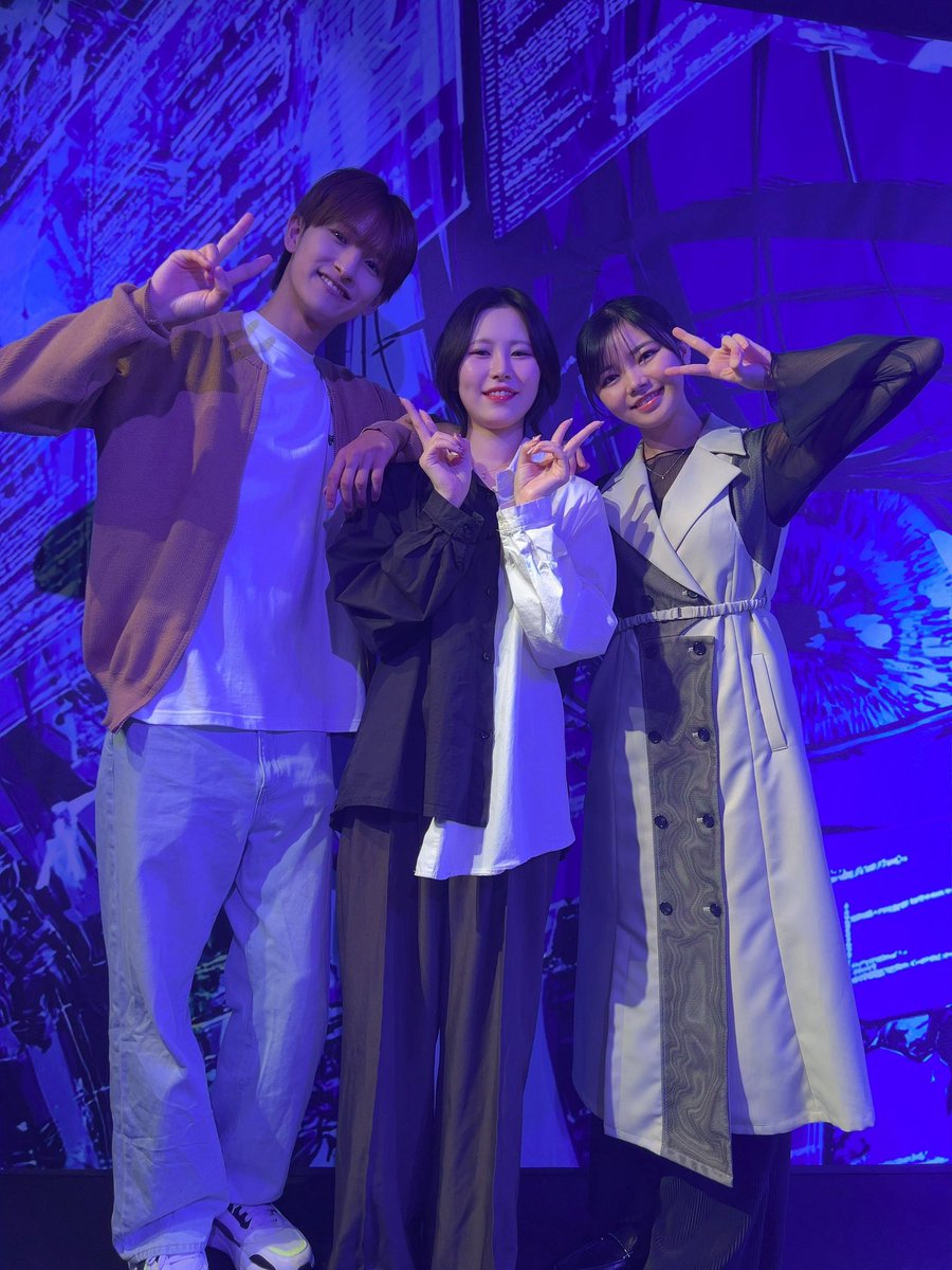 hamaura_0426's tweet photo. #エビングハウス2026 Aチーム

エビィ役のとみーさん。
いつも明るいギャルマインド兄さんで、座組をまとめてくれました。
エビィとカオルの関係をこう見せたいって言うのをたくさん相談してくれて、私たちなりのエビィとカオルの関係性をお届けできたかなと思います。
エビィがすごくカオルの気持ちを支えてくれていて、謝られる時苦しかったです。
素敵なエビィをありがとう。

エビィシステムチーム。
門倉仁志ペアのカオル煽りレベルが本当に高くて、いつもバチバチにやらせてもらってました。楽しい掛け合いをありがとう。
小曽根は、笑顔が本当に可愛くて、毎回笑顔にやられてました。
立見は唯一カオルを怒ってくれる存在で、幼馴染の存在デカいなと思ってました。

飛鳥と奏とカオルの家族写真。
舞台上で3人揃うことはないですが、飛鳥との掛け合いはいつも自由に楽しくやらせてもらいました。
奏はラストシーンでしか顔を合わせないですが、いつも素敵な表情を私に見せてくれて嬉しかったです。

たーちゃんといのせ。
たーちゃん役のさえちゃんとは、たくさんカフェに行って本当の姉妹のように仲良くさせてもらいました。
笑顔がキラキラで、稽古の時から心にグサグサと来てました。
いのせは、いつもたーちゃんに寄り添ってくれて、大事にしてくれているのがすごく伝わって来ました。