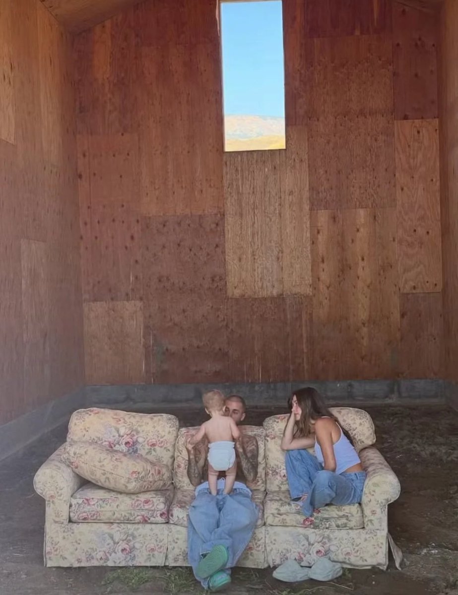 choquei's tweet photo. 🚨FAMOSOS: Hailey Bieber comemora 2 anos do filho com Justin Bieber e compartilha fotos sem mostrar o rosto da criança. https://t.co/IhwvC6Ovjd