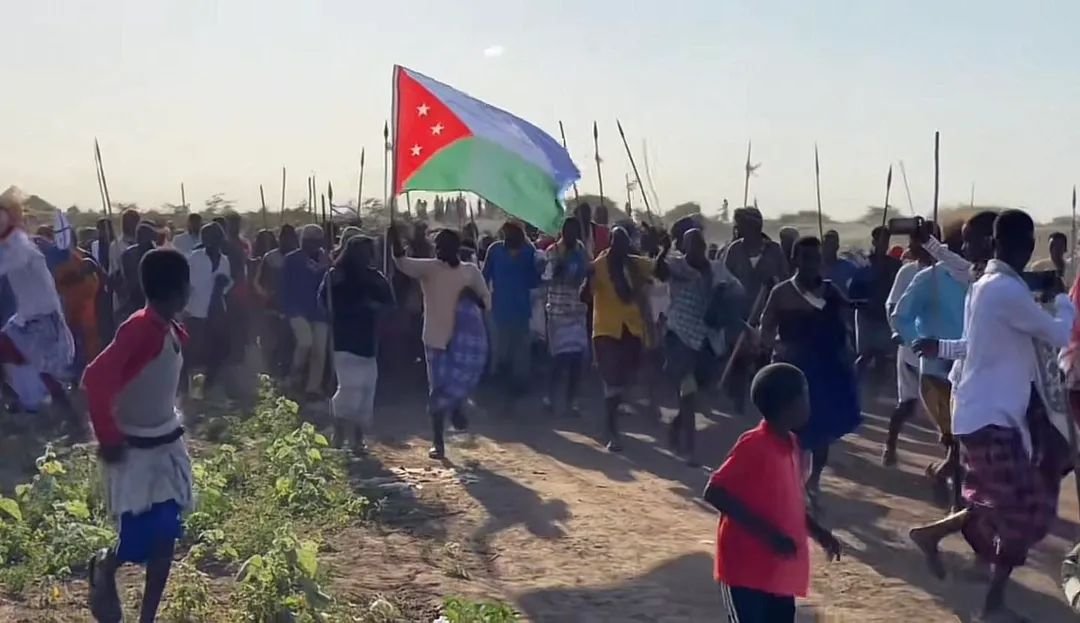 AhmedGuure8's tweet photo. Somali Regional State forces in the South-East have taken over the town of Marka Cadey in the Lower Shabelle region.

The flag of the Aden Madobe regime in the South-West has been removed from the town, and a flag of the South-East, made by the locals, has been hoisted. https://t.co/vv4ZQv42bu
