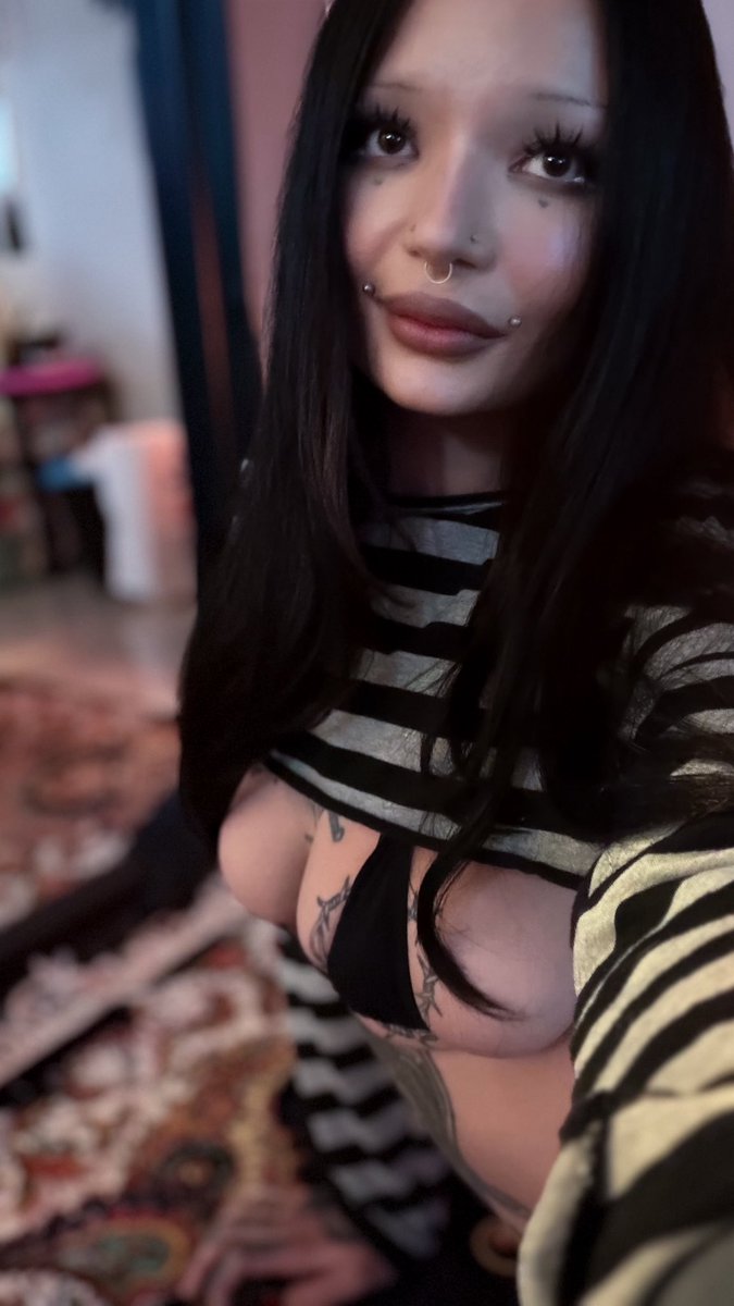 ur_gloryhole's tweet photo. Me when I realise I’m at the age I can choose between the son or the daddy 😐👉🏻👈🏻 https://t.co/krQ7fEXDME
